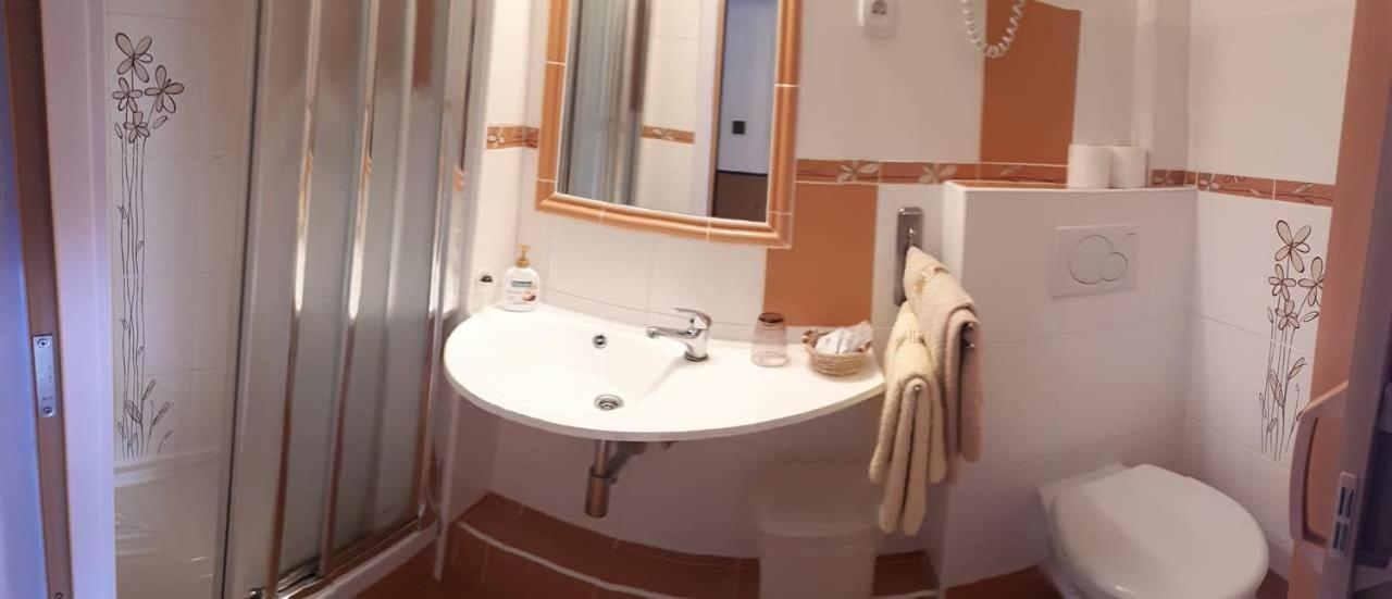 Pension U Akatu Praag Buitenkant foto