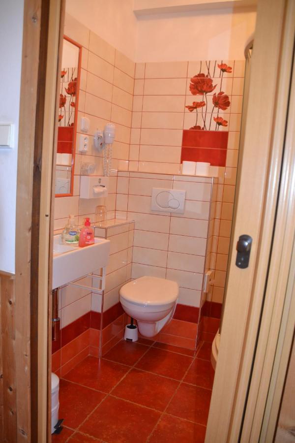 Pension U Akatu Praag Buitenkant foto