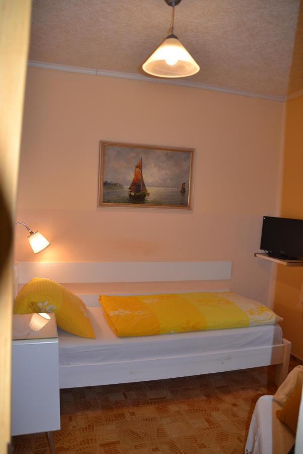 Pension U Akatu Praag Buitenkant foto